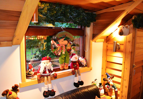More decorations in Fairswood lodge at Christmas